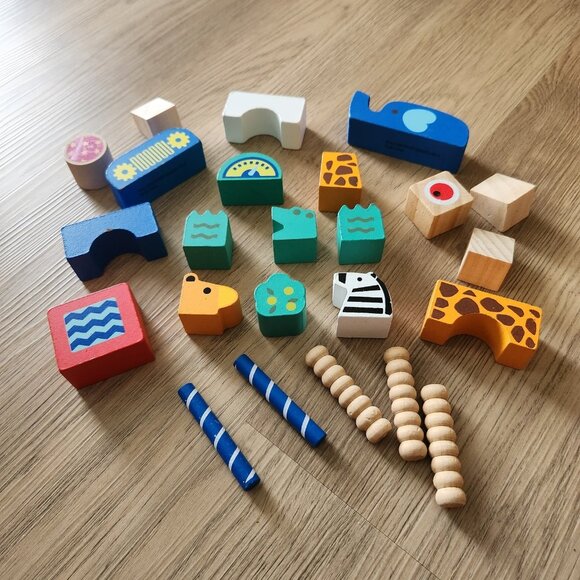 Wooden Toy Blocks Lot Of 24 Safari Animals Assorted Shapes - Picture 10 of 12